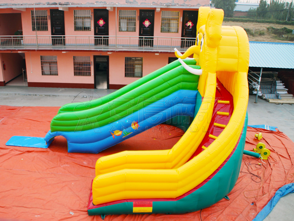 Outdoor commercial grade inflatable mobile water park