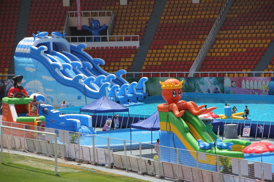 Inflatable mobile water park in Dalian