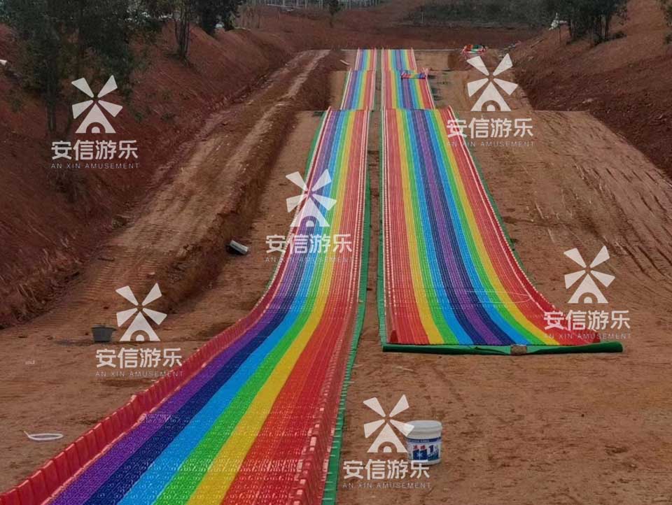 Outdoor rainbow slide for easy installation